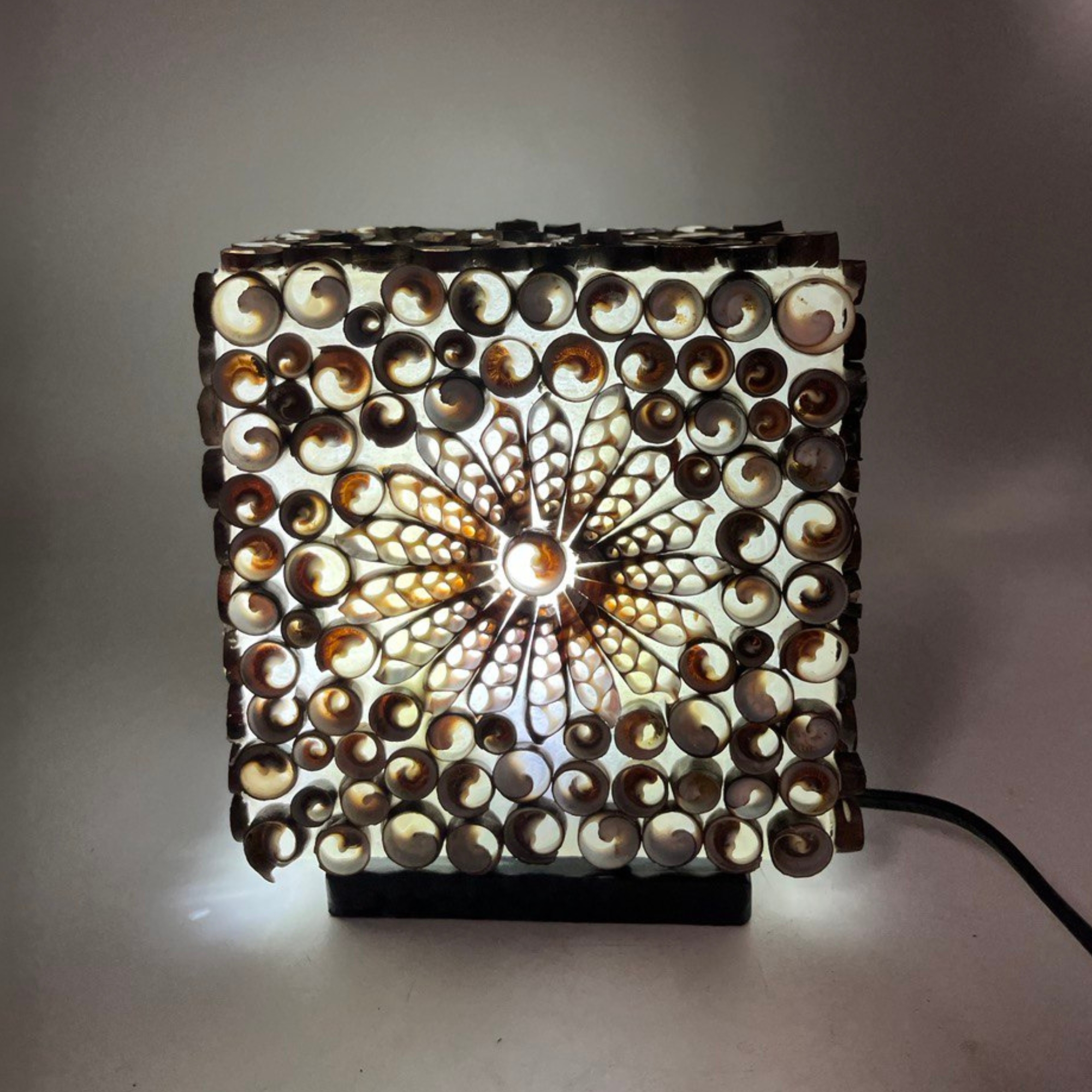 Lampă Boho din Scoici - Glob Twist Pătrat - imagine 2