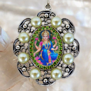 Colier Handmade Zeița Lakshmi cu Rugăciune – Medalion Hindu Sacru