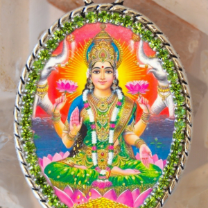 Colier Handmade Zeița Lakshmi cu Rugăciune – Medalion Oval